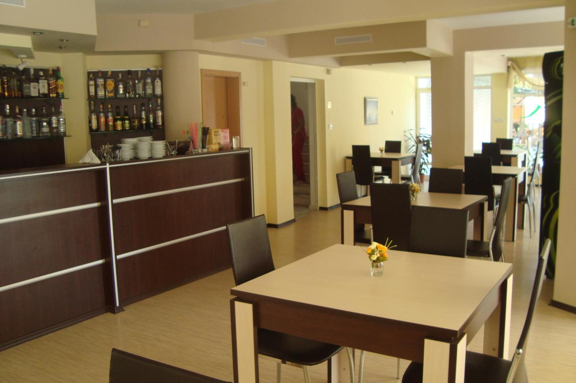 רבדה Hotel Astra מראה חיצוני תמונה