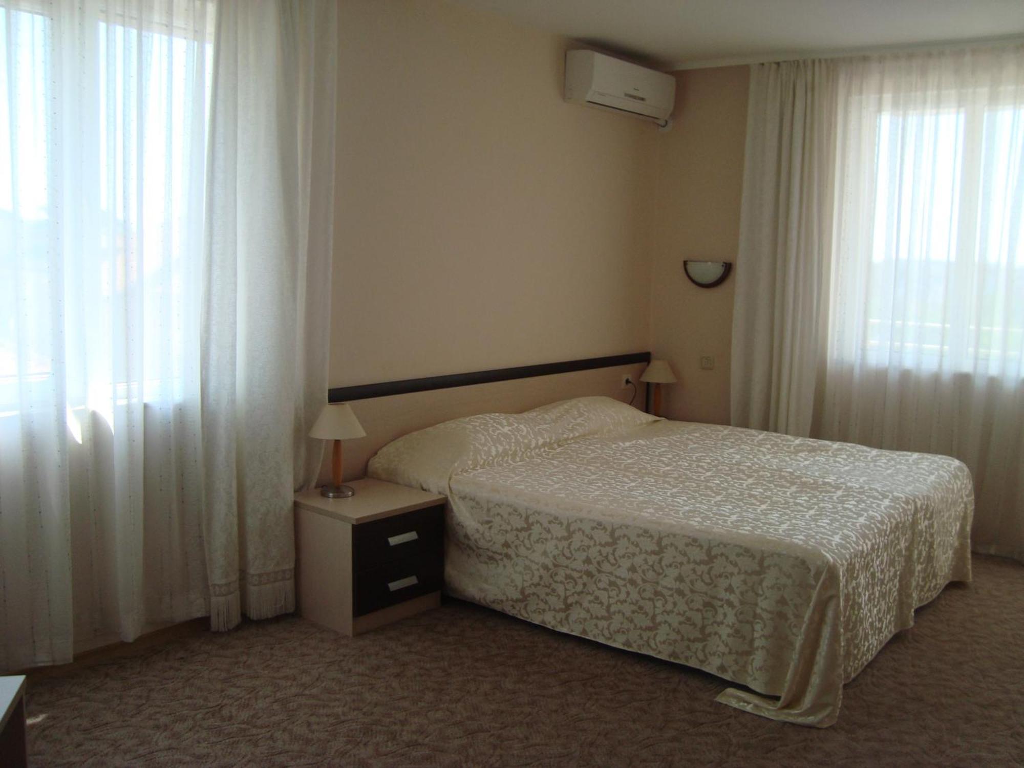 רבדה Hotel Astra מראה חיצוני תמונה