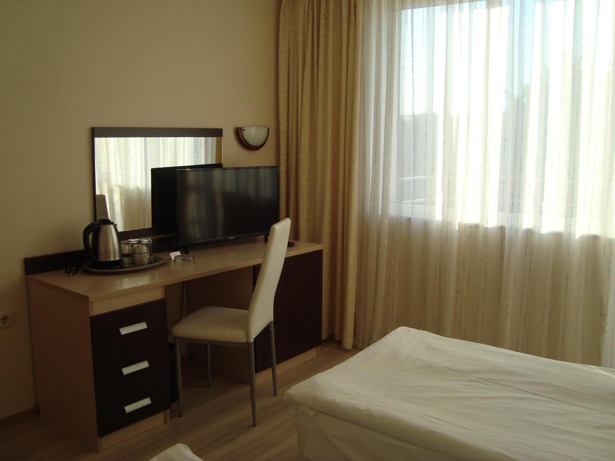רבדה Hotel Astra מראה חיצוני תמונה