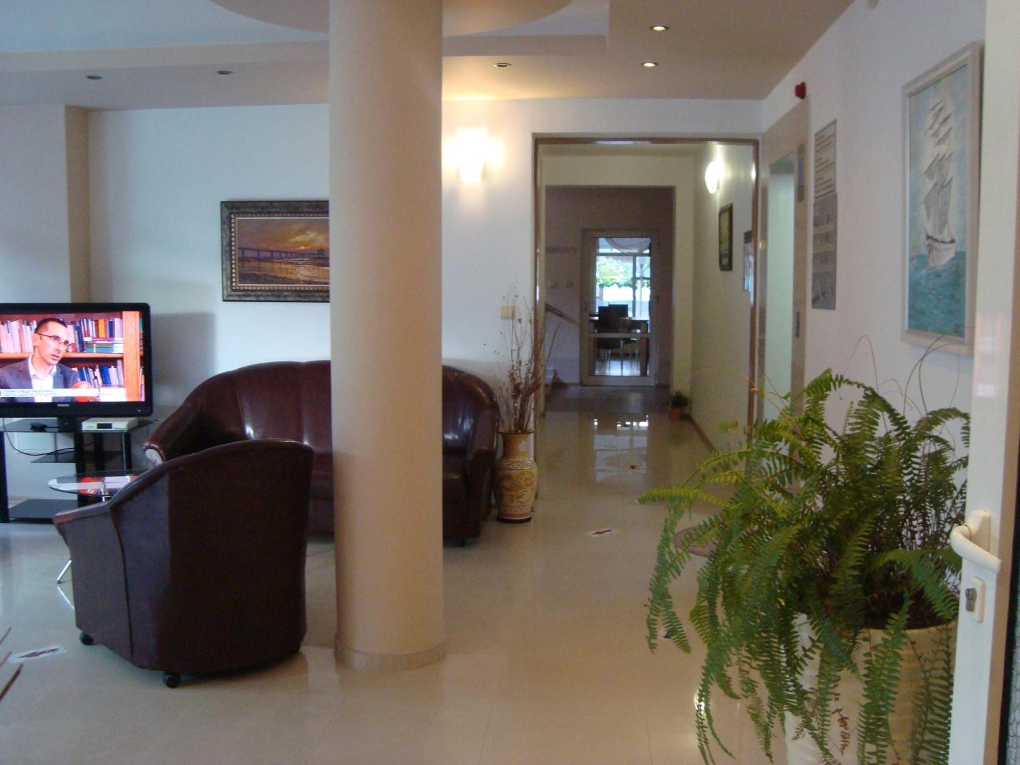 רבדה Hotel Astra מראה חיצוני תמונה