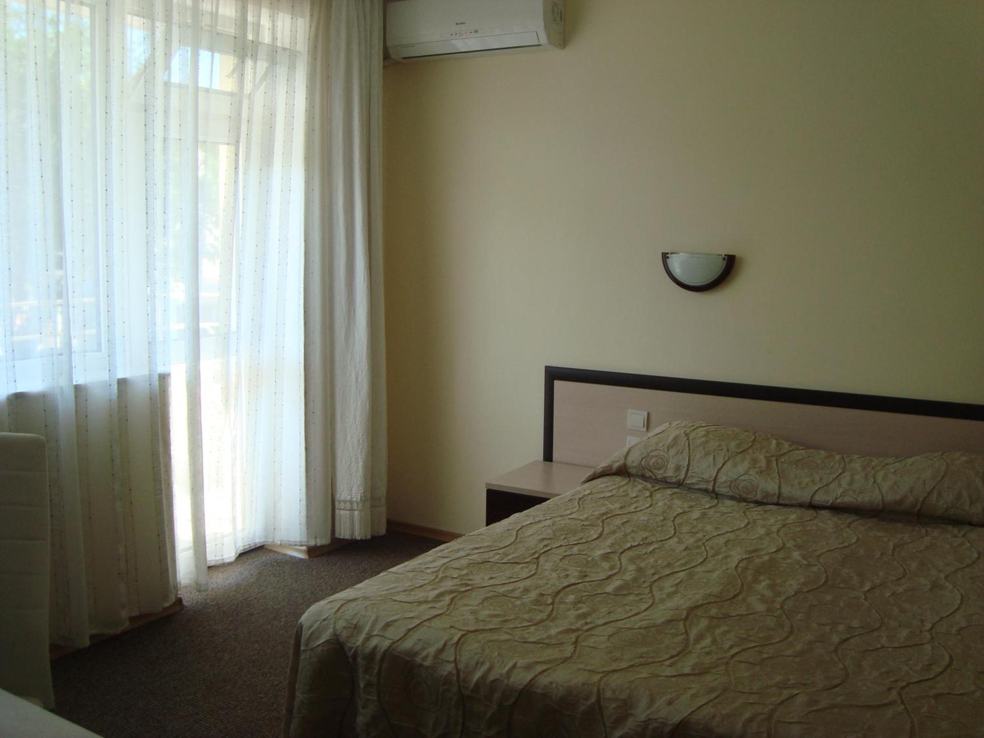 רבדה Hotel Astra מראה חיצוני תמונה