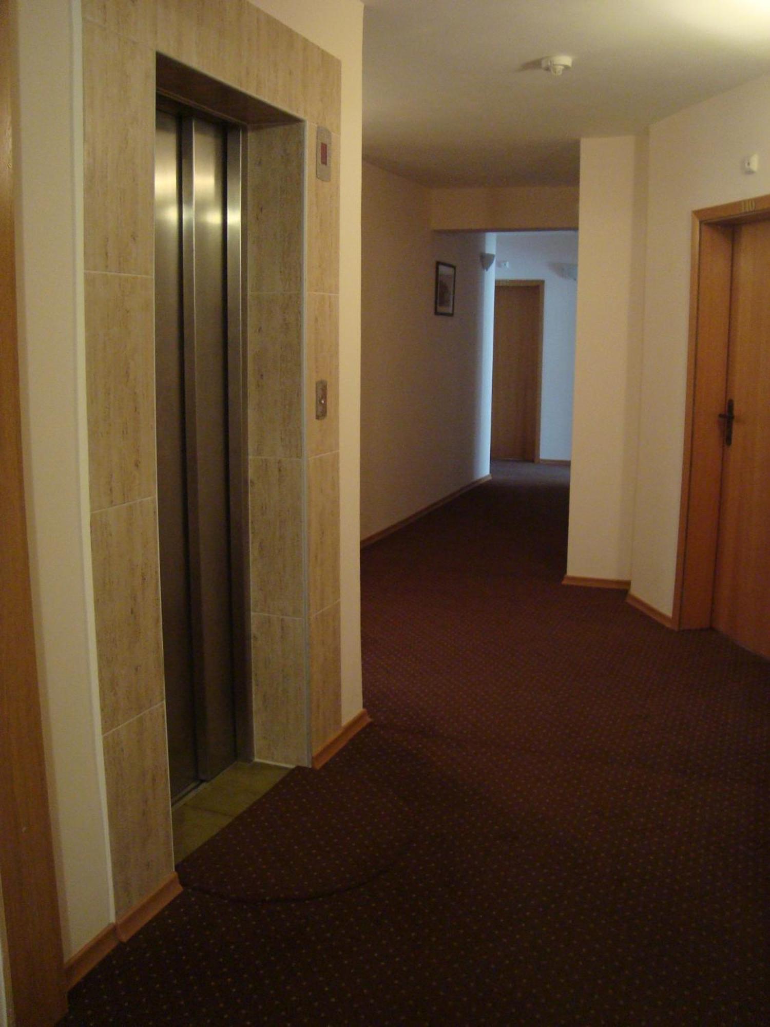 רבדה Hotel Astra מראה חיצוני תמונה