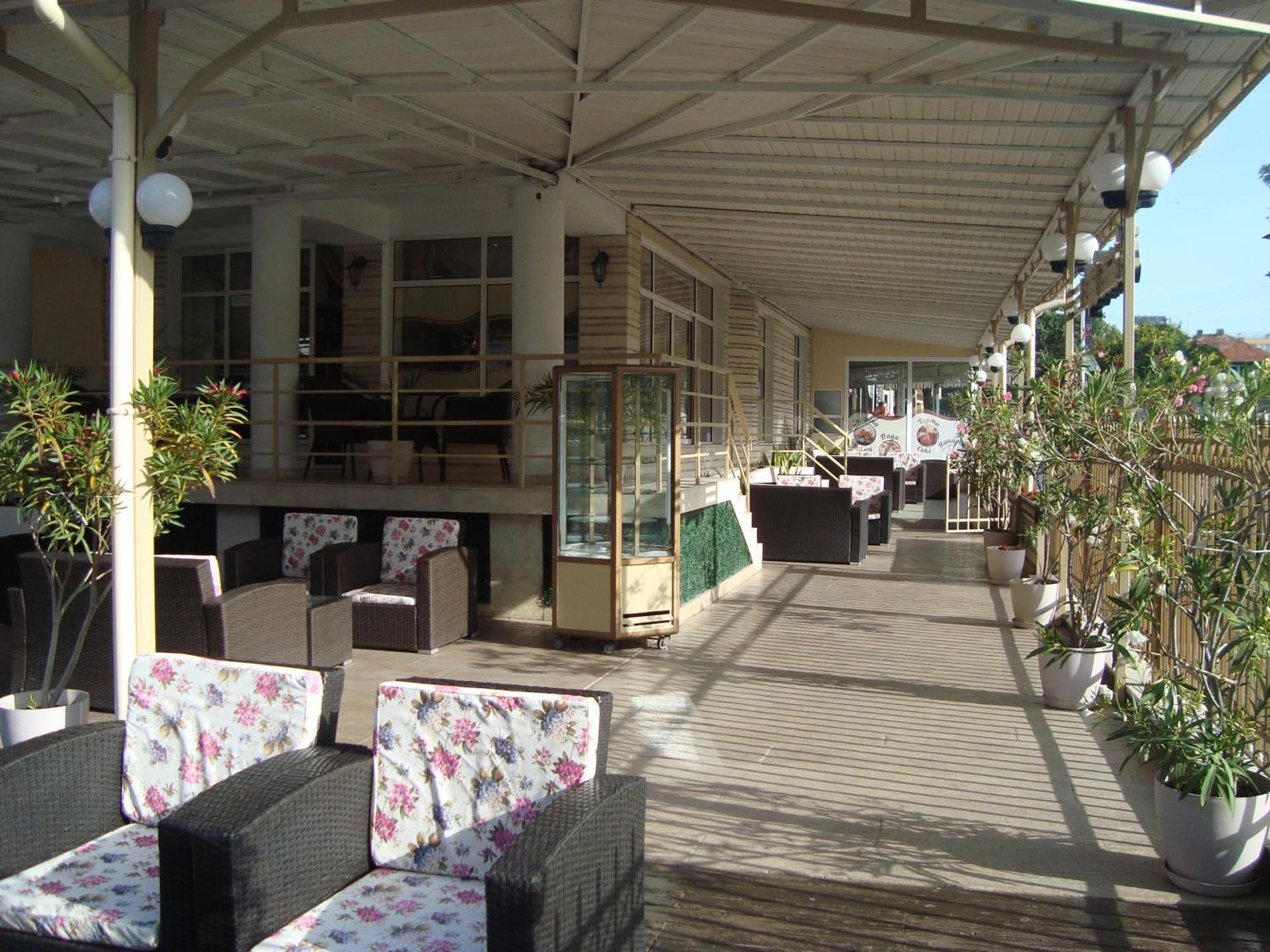 רבדה Hotel Astra מראה חיצוני תמונה